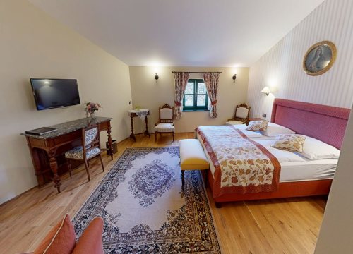 Izba deluxe - bočný pohľad na manželskú posteľ - Pri Mlyne